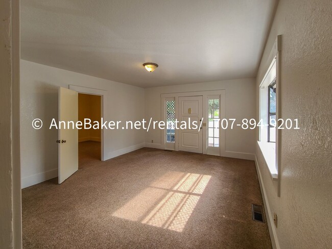 Building Photo - Close to Downtown Cloverdale