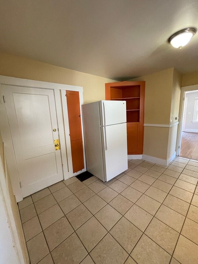 Building Photo - Charming Craftsman-Style Oversized 1 Bedro...