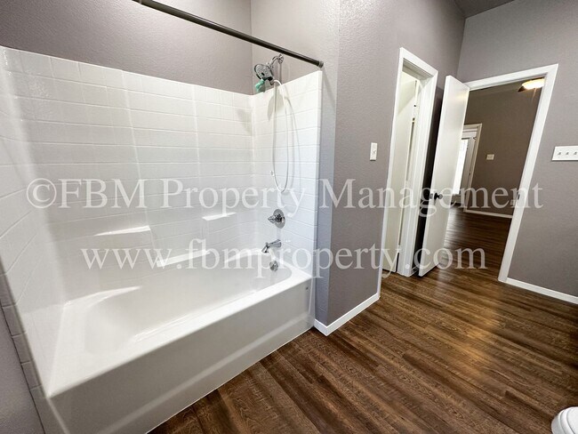 Building Photo - 427 Jannie St