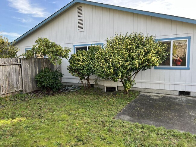 Building Photo - Mckinleyville 2 Bedroom Duplex