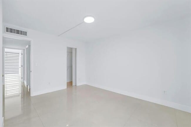 Building Photo - 9240 Fontainebleau Blvd