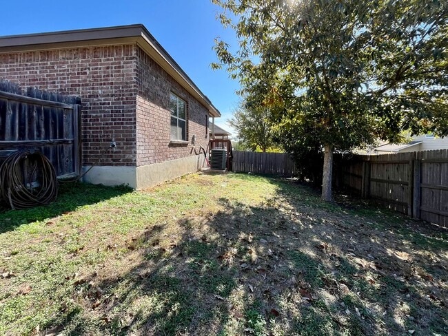 Building Photo - A beautifully maintained 3-bedroom, 2-bath oasis nestled right off 1604 and FM 1976 in Converse!