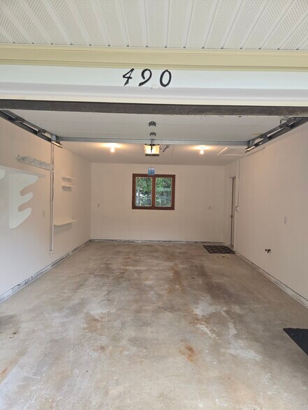 garage - 490 Ellefson St