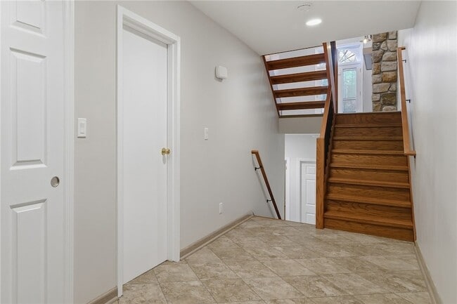 Building Photo - 709 Clyde St