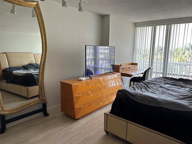 Building Photo - 4020 Galt Ocean Dr