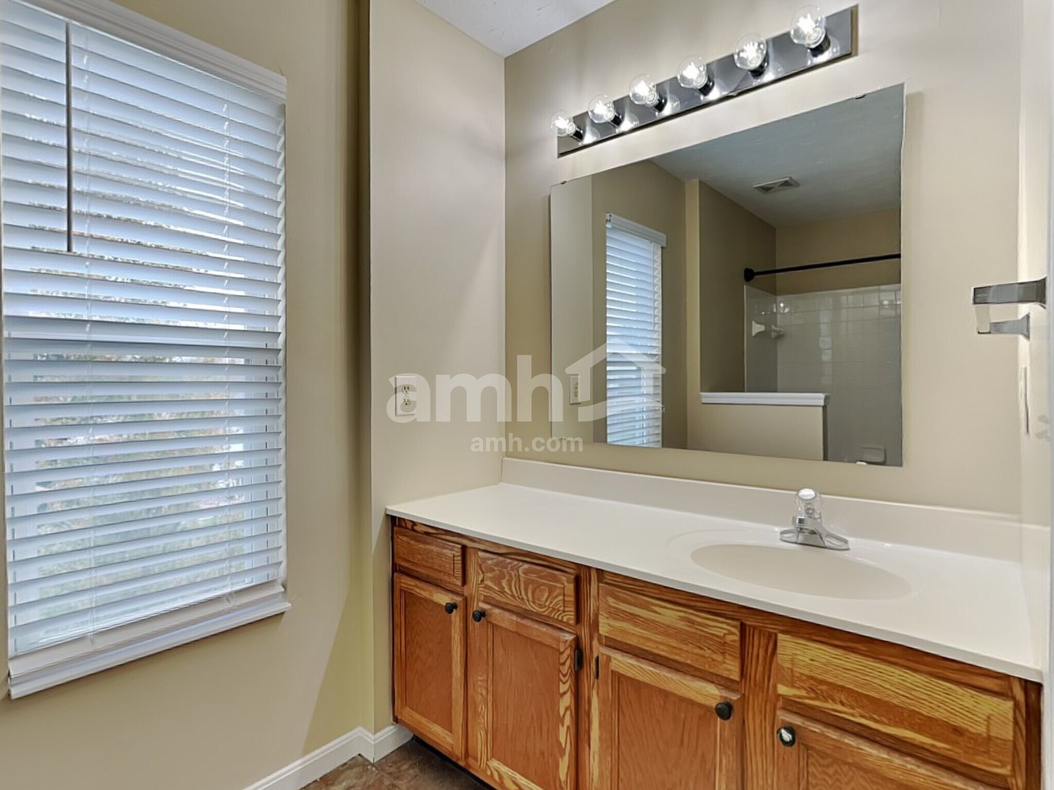 Building Photo - 753 Lakefield Dr