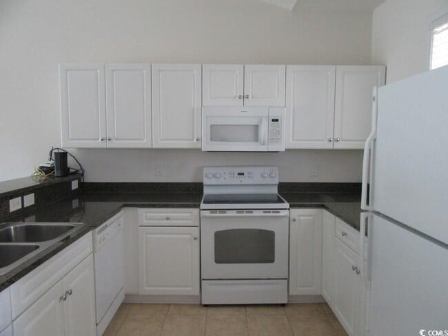 Building Photo - 601 Hillside Dr
