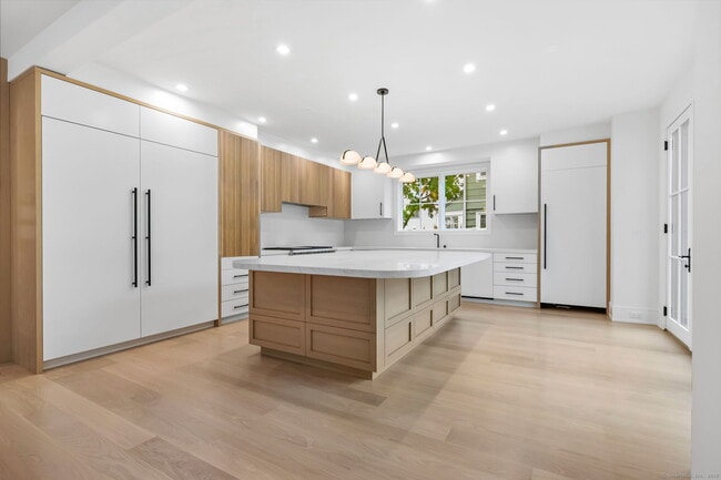 Building Photo - 187 Field Point Rd