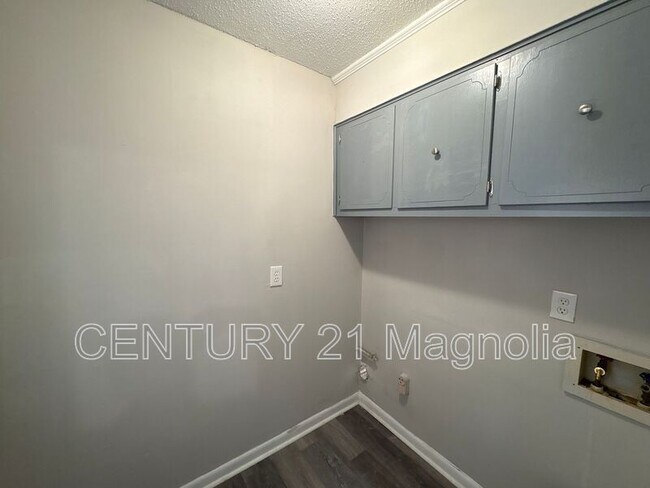 Building Photo - 2941 Rollingwood Dr