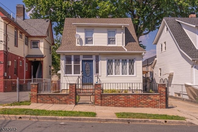 Primary Photo - 1379 Garfield Pl
