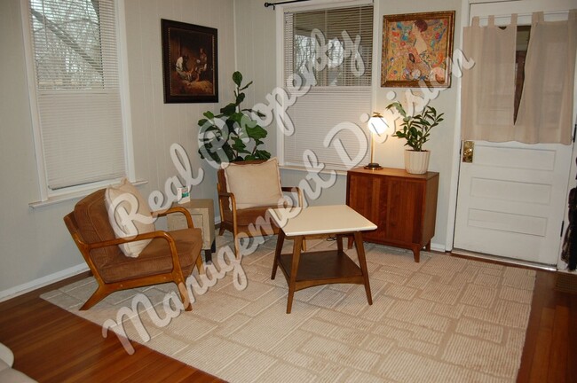 Building Photo - 3 Bed / 1.5 Bath Home | Huge Yard | Screened Front Porch | 2-Car Garage