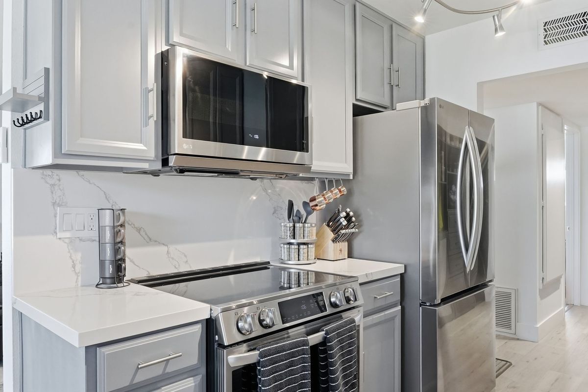 Building Photo - 450 W Vermont Ave