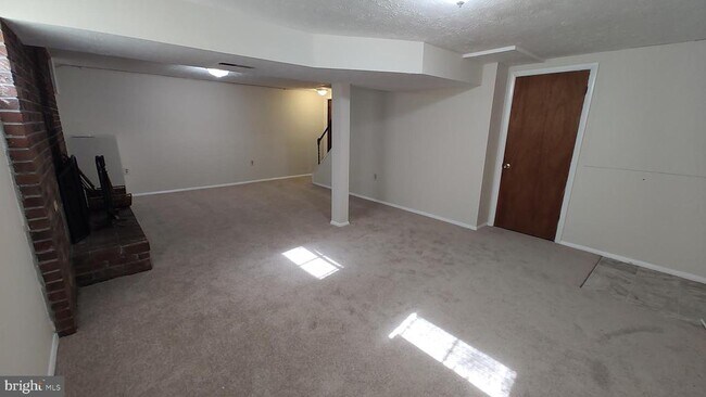 Building Photo - 8638 Saxon Cir