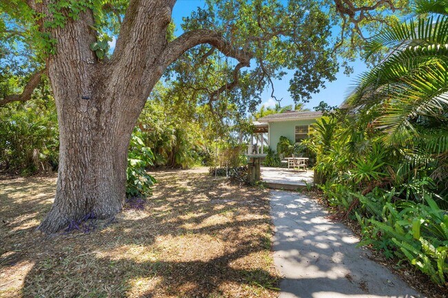 Building Photo - 850 NE Ixora Dr