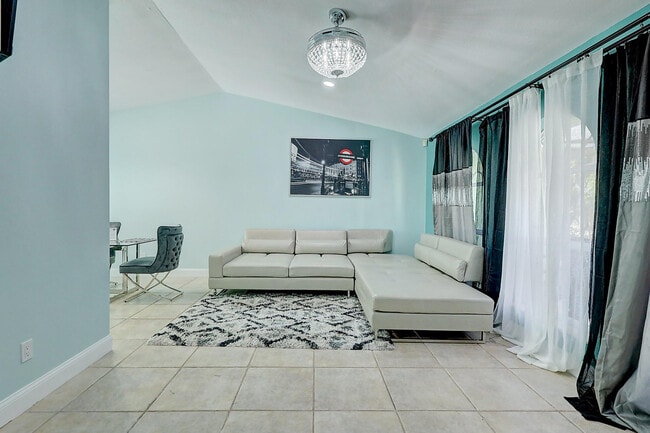 Building Photo - 238 SW Grove Ave