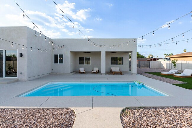 Building Photo - 5049 E Shaw Butte Dr