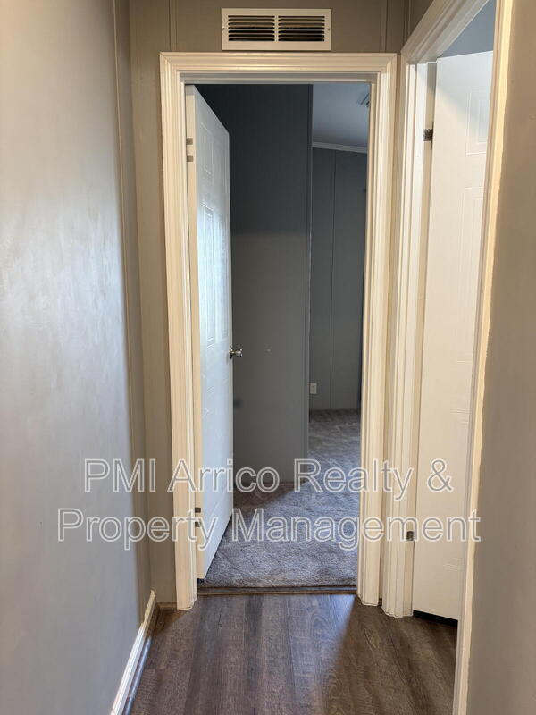 Building Photo - 712 Choo Choo Ln