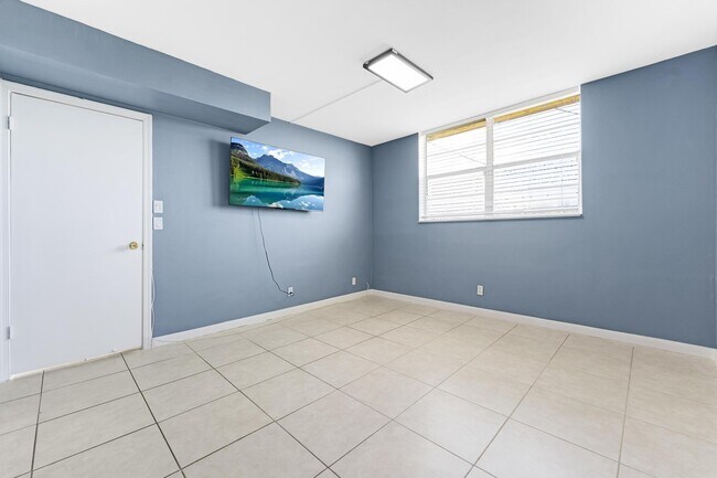 Building Photo - 9949 Sandalfoot Blvd