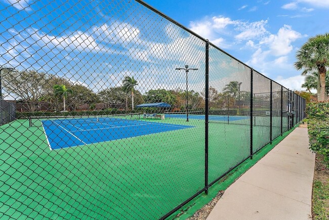 Building Photo - 1510 15th Ct