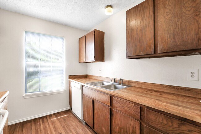 Building Photo - 7204 Hardesty