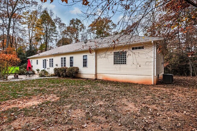 Building Photo - **Charming 3-Bedroom Rambler on 3 Acres in...