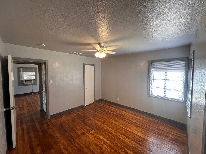 Building Photo - 3805 Highland Dr