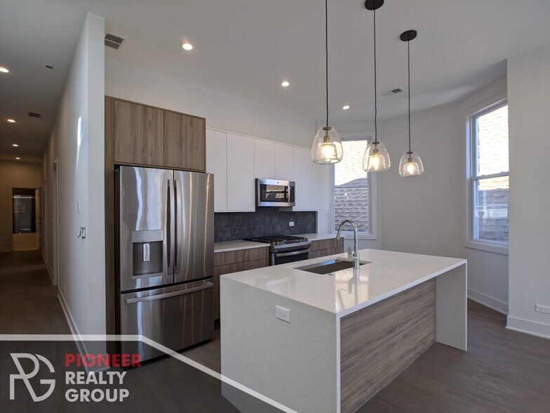 Building Photo - 2120 W Belmont Ave