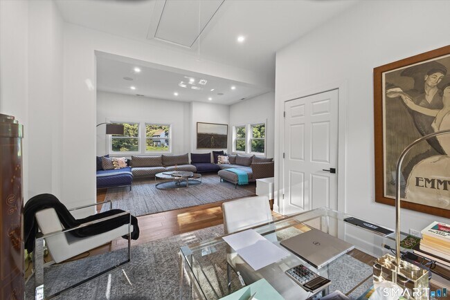 Building Photo - 6 Abbotts Ln