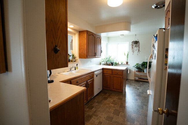 Building Photo - 180 Estes St