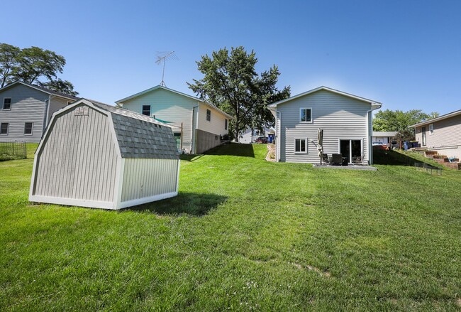 Building Photo - Rent: 3 bed unit 2 Bath