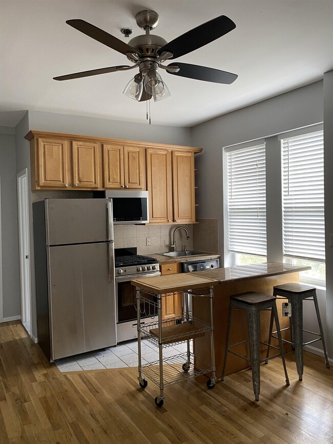 Building Photo - 734 Adams St