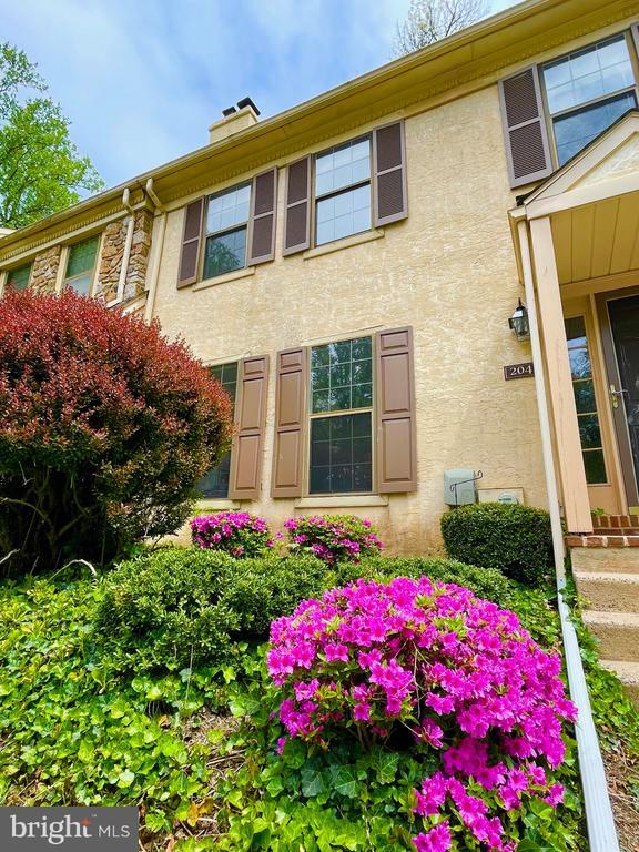 Building Photo - 204 Weatherstone Dr