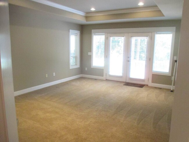 Building Photo - Lovely 3 Bedroom 2 bathroom lower level un...