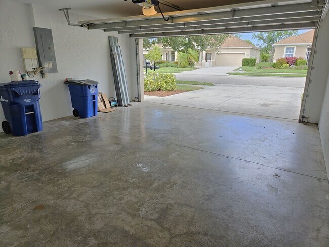 Building Photo - Annual Rental - Lovely 3 Bedroom 2 Bathroo...