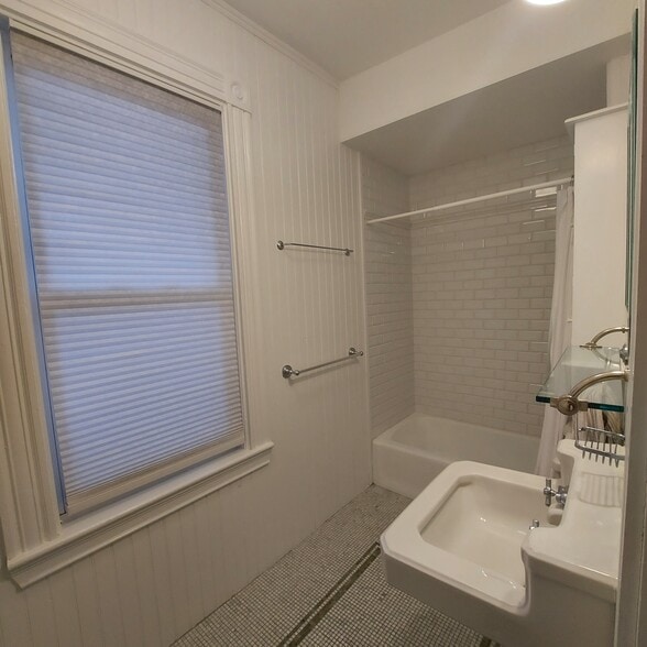 Bathroom - Pic 2 - 16 Dresden St