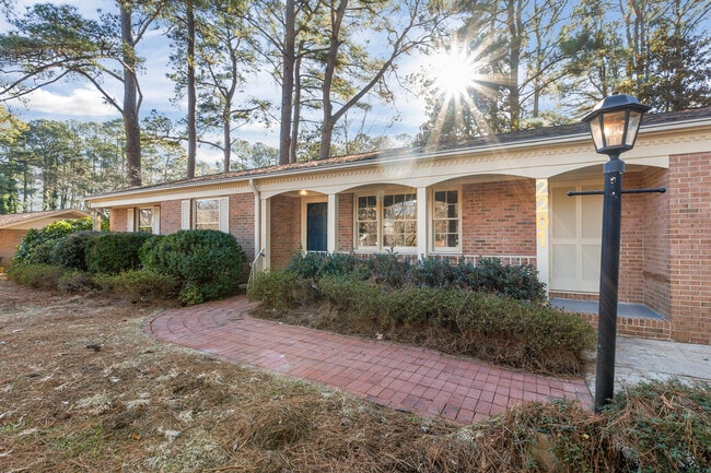 Building Photo - 2201 Knollwood Dr