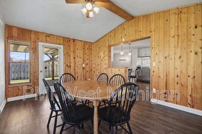 Building Photo - 6593 Crownpointe Dr SW