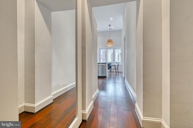 Building Photo - 12 E Mt Vernon Pl