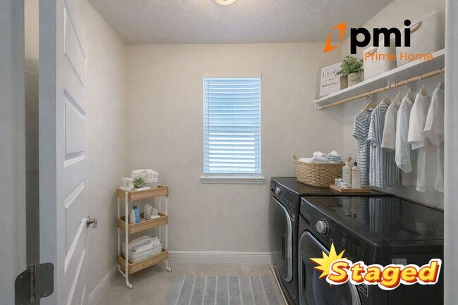 Building Photo - "Spacious Elegance Awaits: 5-Bedroom Home with 3.5 Baths in Winter Garden"