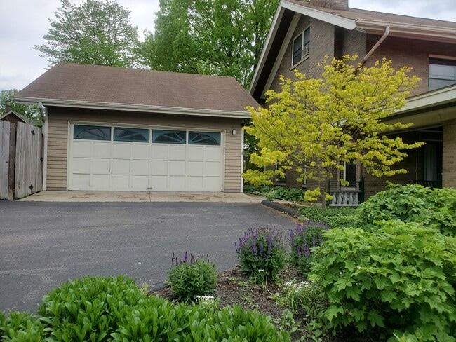 2 Car Garage - 263 Senator Pl