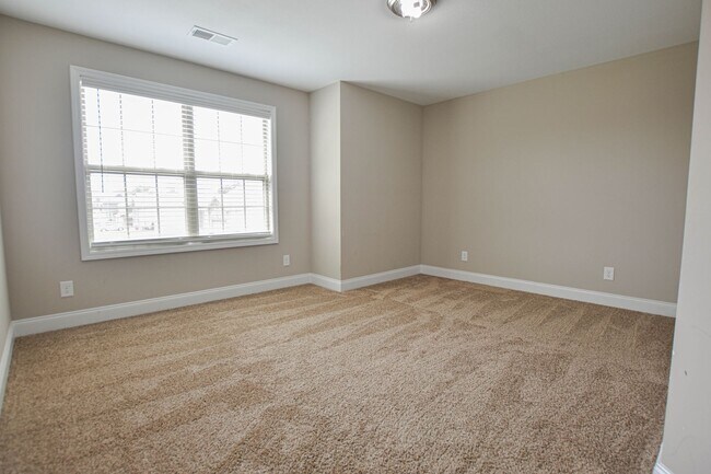 Building Photo - Pet Friendly Four Bedroom!