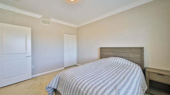 Building Photo - Beautiful 3 Bed/ 2.5 Baths Condo