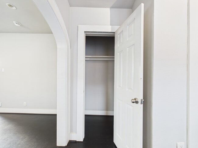 Building Photo - 605 Enid St