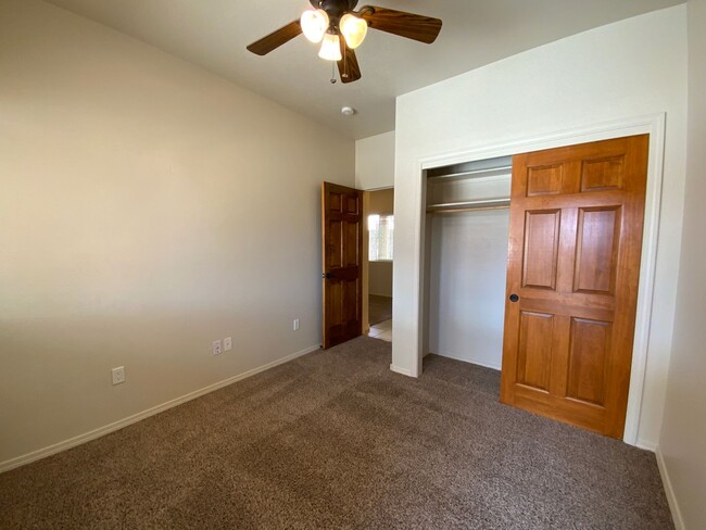 Building Photo - 3 Bedroom Town home Near 4th Street SW & B...