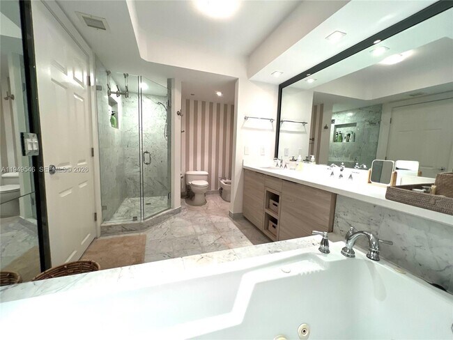 Building Photo - 16400 Collins Ave