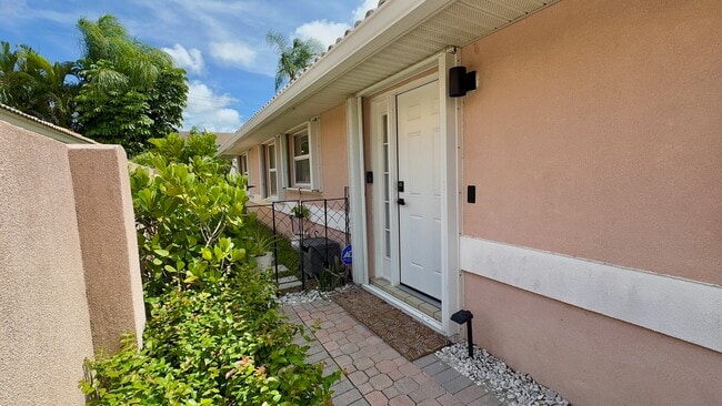 Building Photo - 5465 Grande Palm Cir