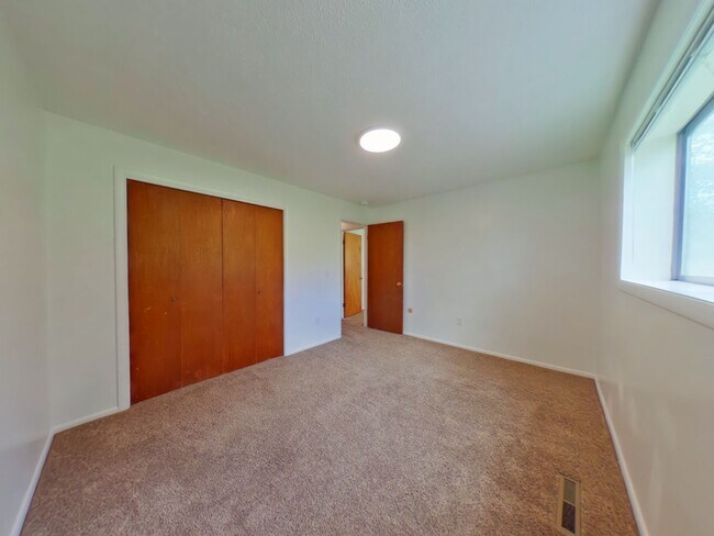 Building Photo - Spacious and charming! Conveniently located 2 bedroom, 1 bathroom