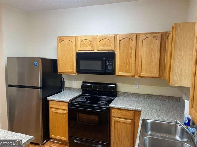 Building Photo - 2858 Parkway Close