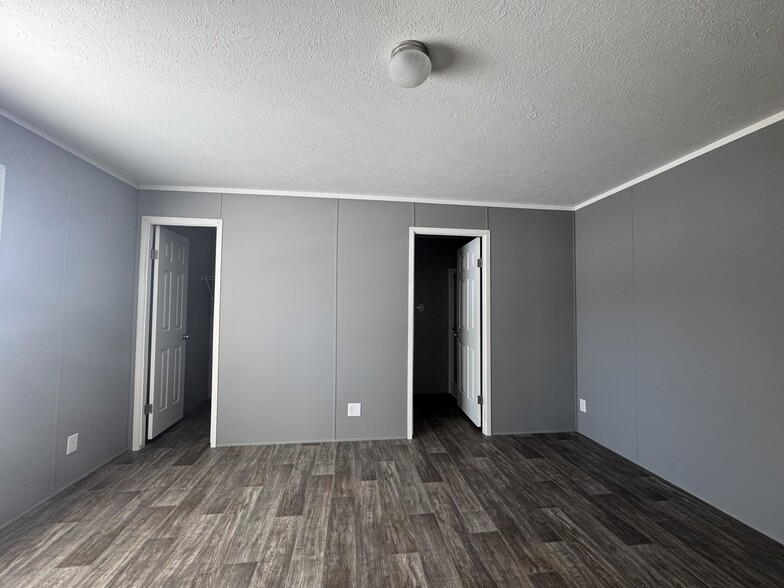 Building Photo - 4484 Goldenrod Dr