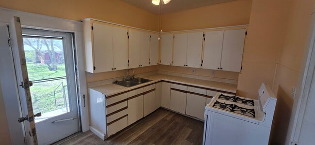 Building Photo - 514 W Main St